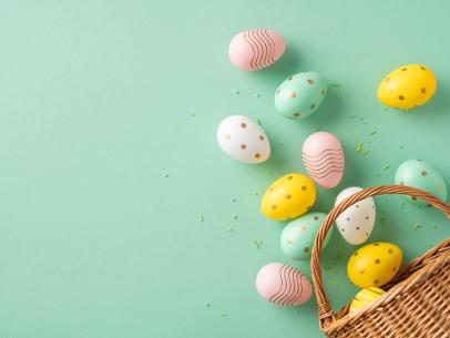 Umgefallener Korb aus dem Ostereier kullern