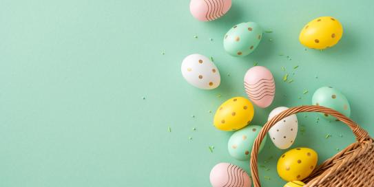 Umgefallener Korb aus dem Ostereier kullern