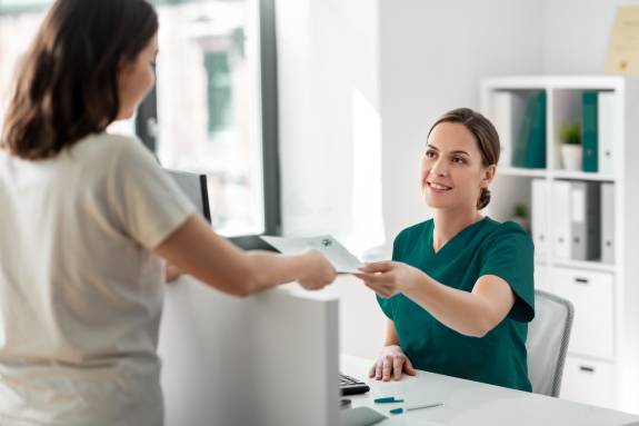 MFA übergibt Unterlagen an Patientin