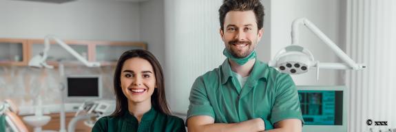Zwei Zahnärzte lächeln in die Kamera