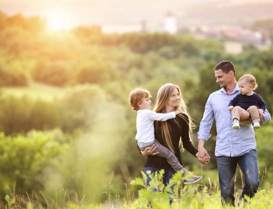 Familie läuft über eine Wiese