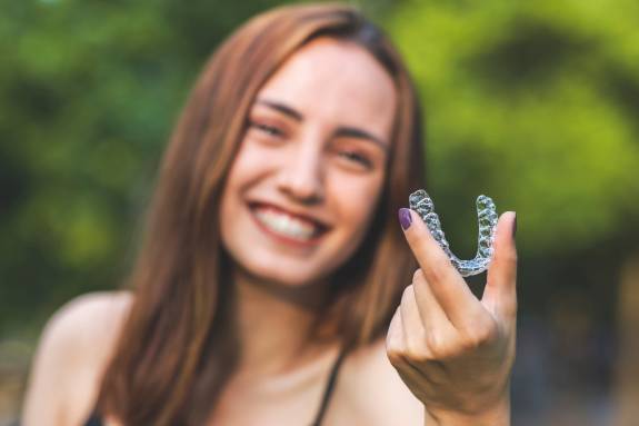 Frau hält begeistert Aligner